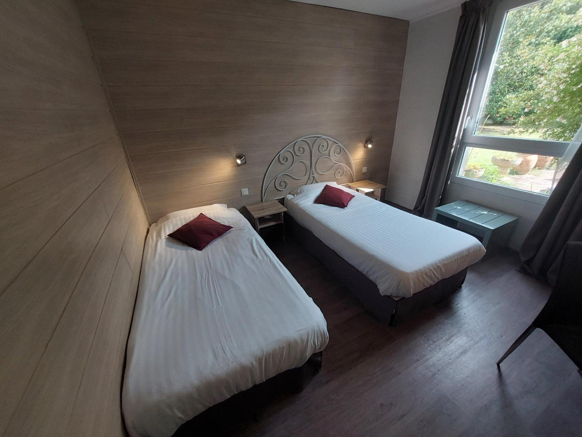 Le Pian-Médoc Logis Hotels - Le Pont Bernet - Hotel 2 Etoiles Et Restaurant מראה חיצוני תמונה