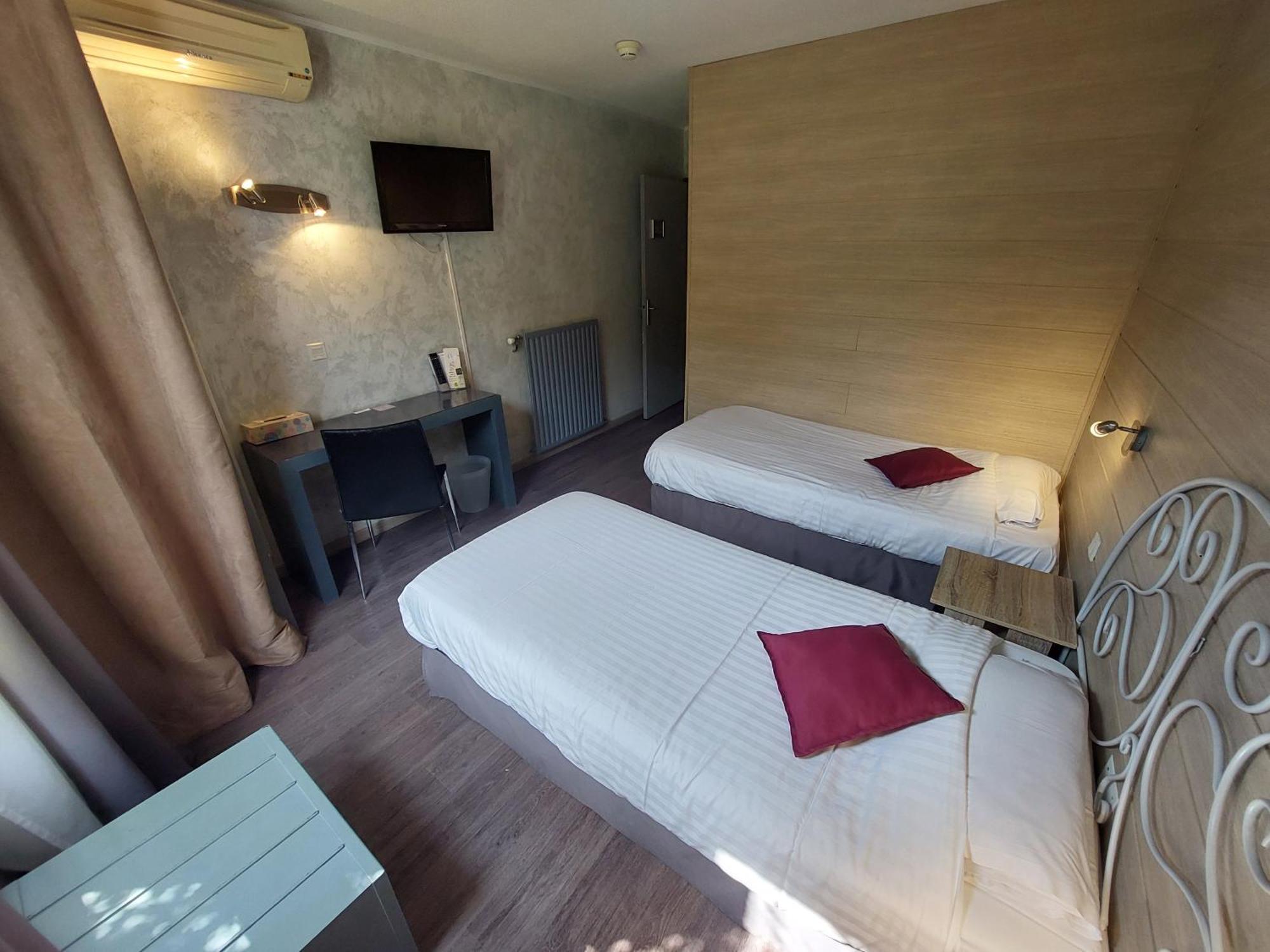 Le Pian-Médoc Logis Hotels - Le Pont Bernet - Hotel 2 Etoiles Et Restaurant מראה חיצוני תמונה