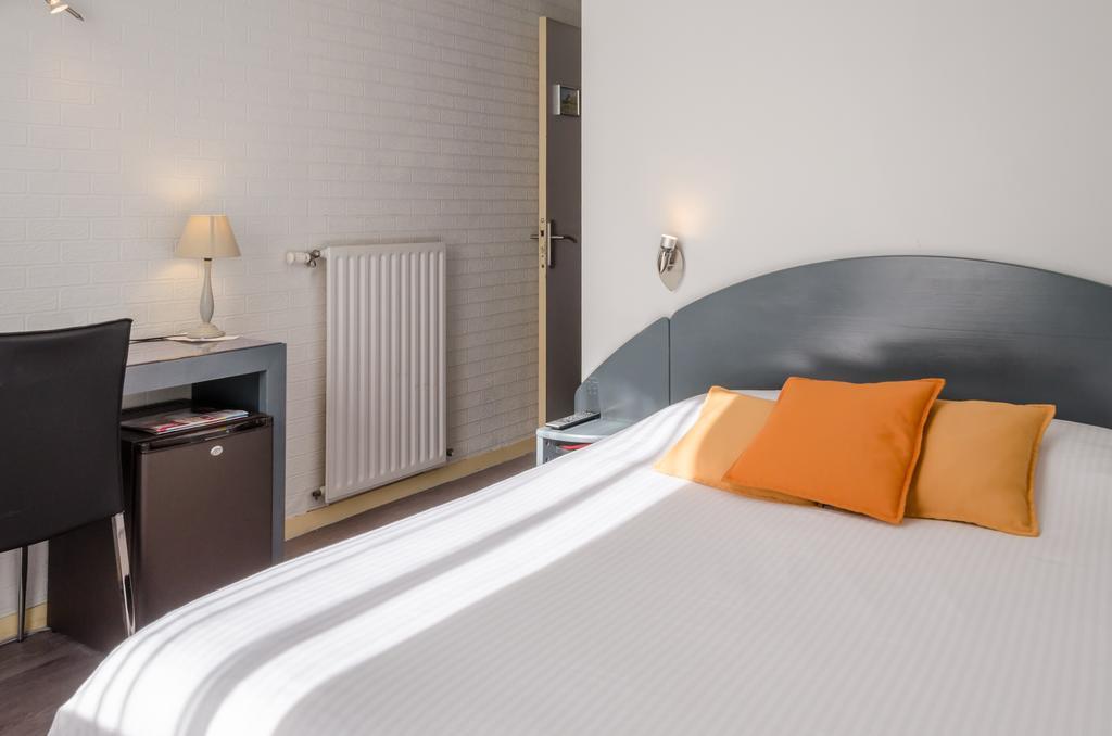Le Pian-Médoc Logis Hotels - Le Pont Bernet - Hotel 2 Etoiles Et Restaurant חדר תמונה